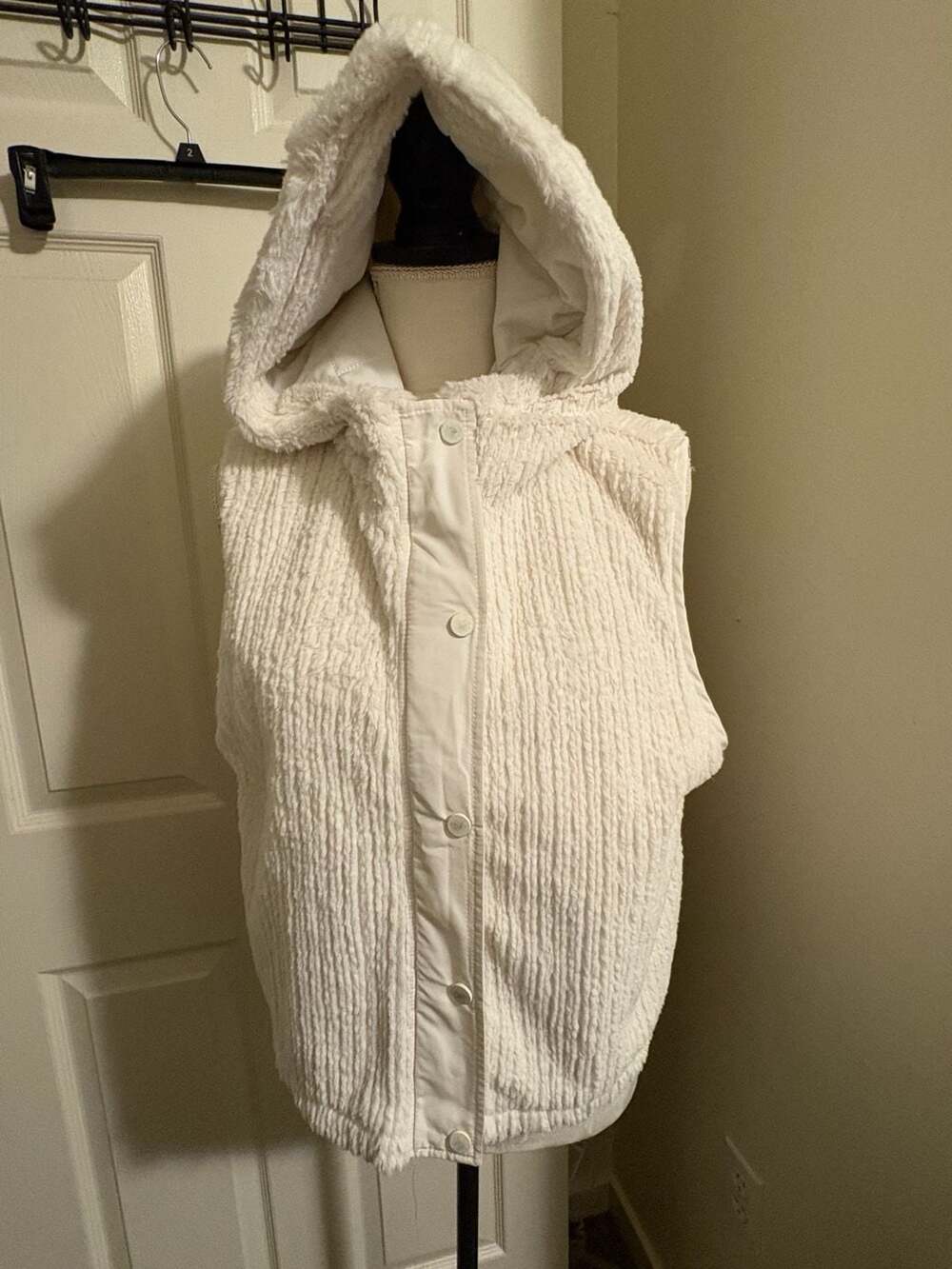 BKE Women's Cream Faux Fur Hooded Vest